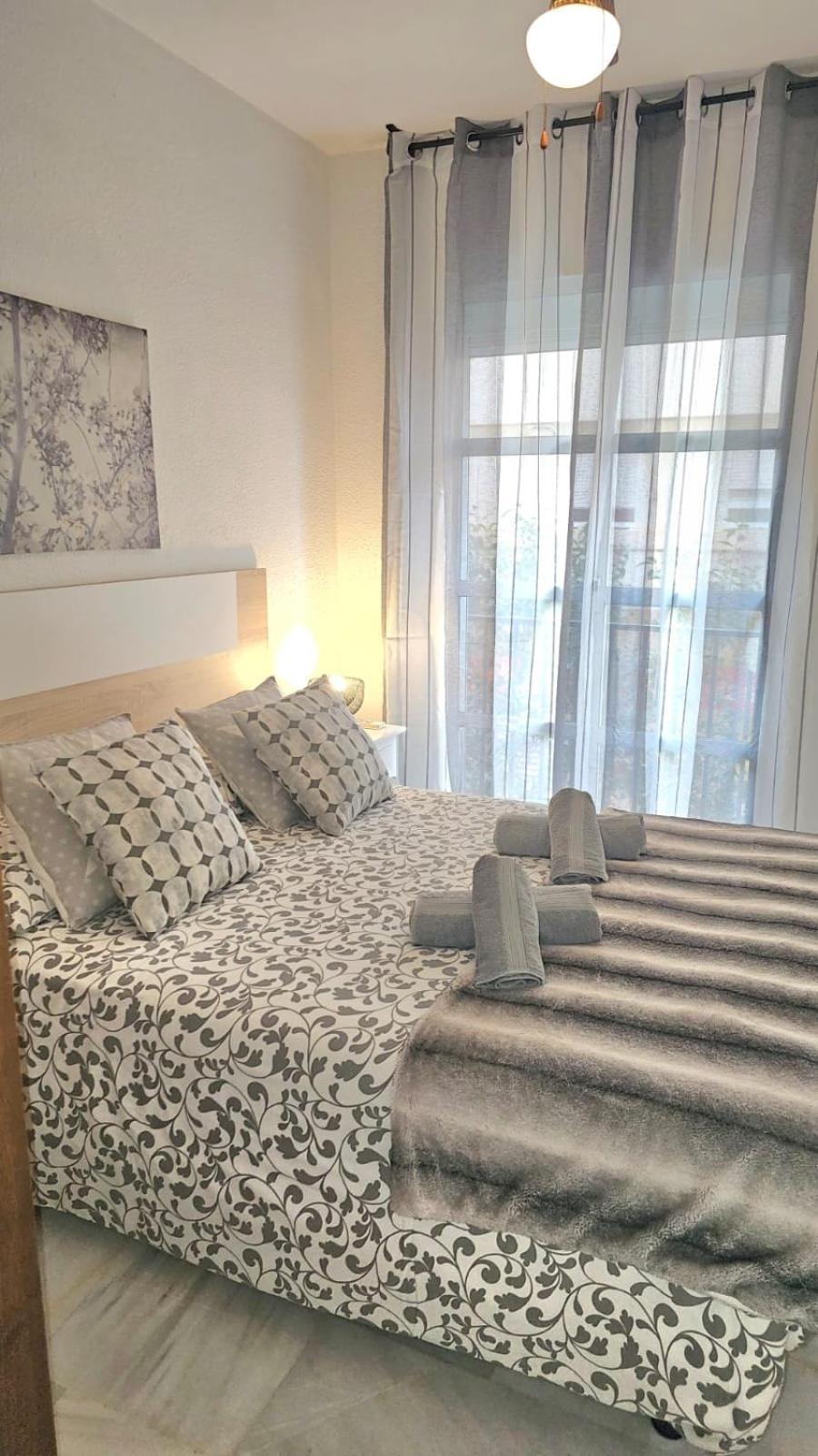 Ideal Holiday Apartment One Bedroom City Center マラガ エクステリア 写真