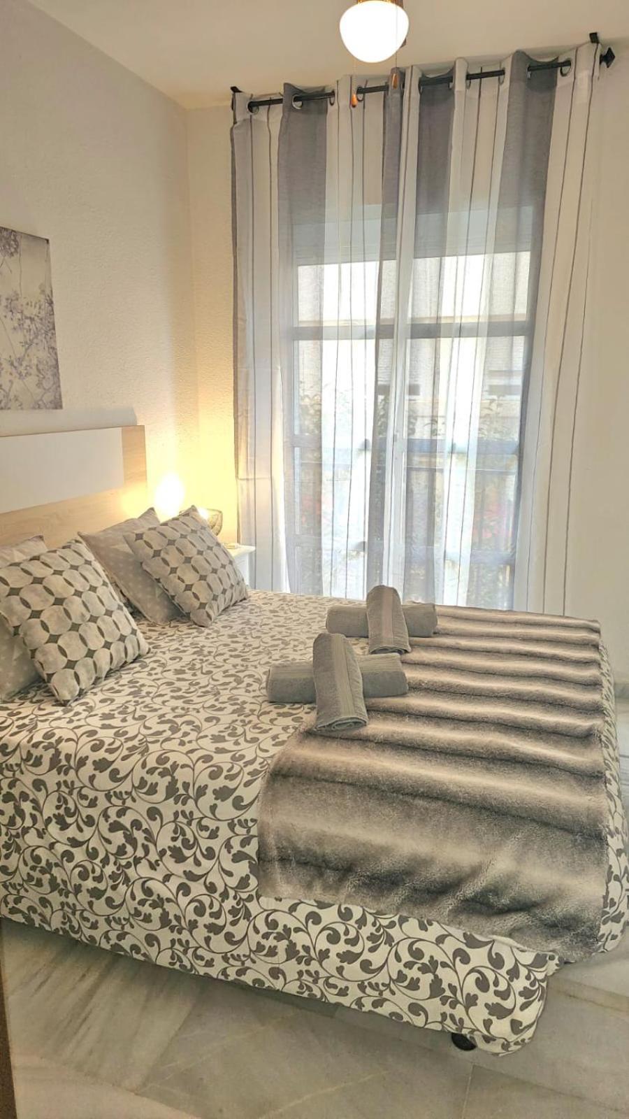 Ideal Holiday Apartment One Bedroom City Center マラガ エクステリア 写真
