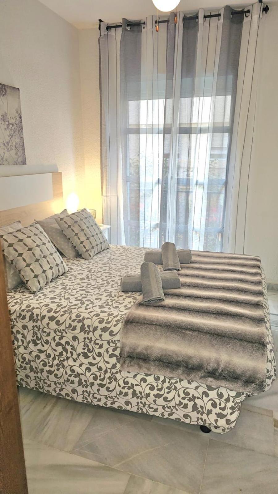 Ideal Holiday Apartment One Bedroom City Center マラガ エクステリア 写真