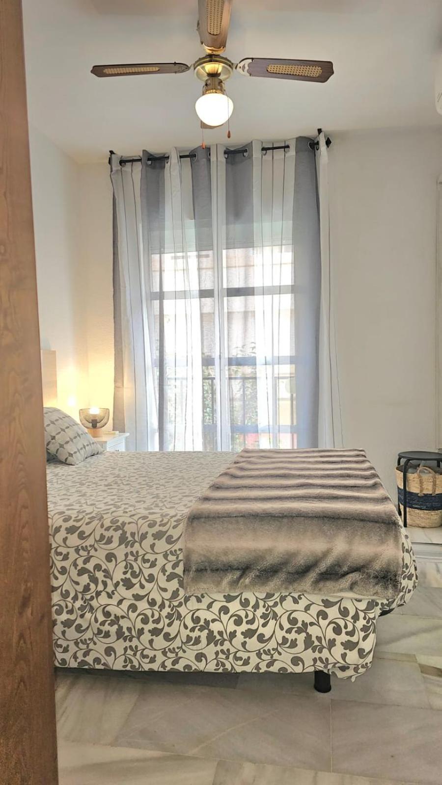 Ideal Holiday Apartment One Bedroom City Center マラガ エクステリア 写真