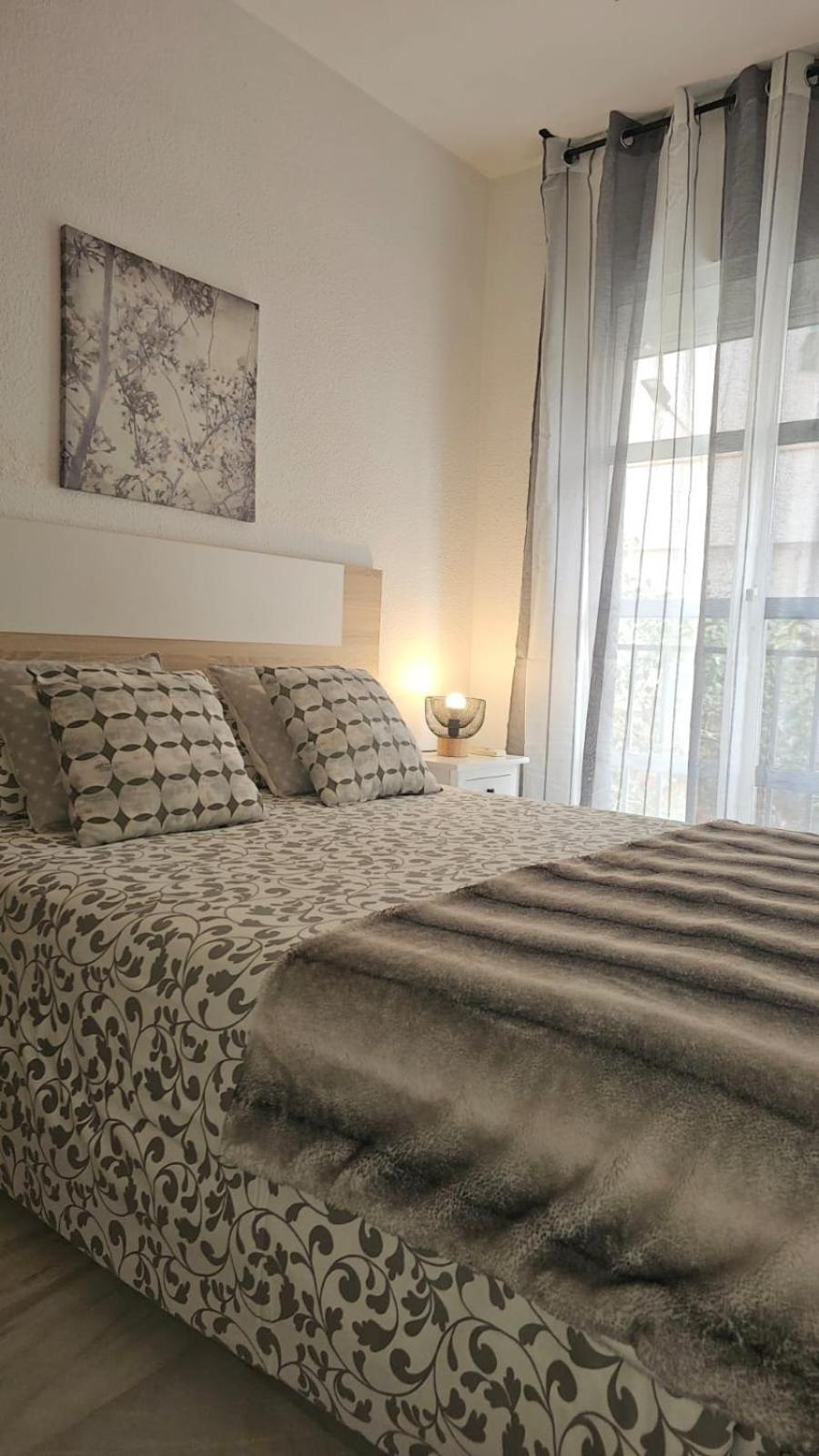 Ideal Holiday Apartment One Bedroom City Center マラガ エクステリア 写真